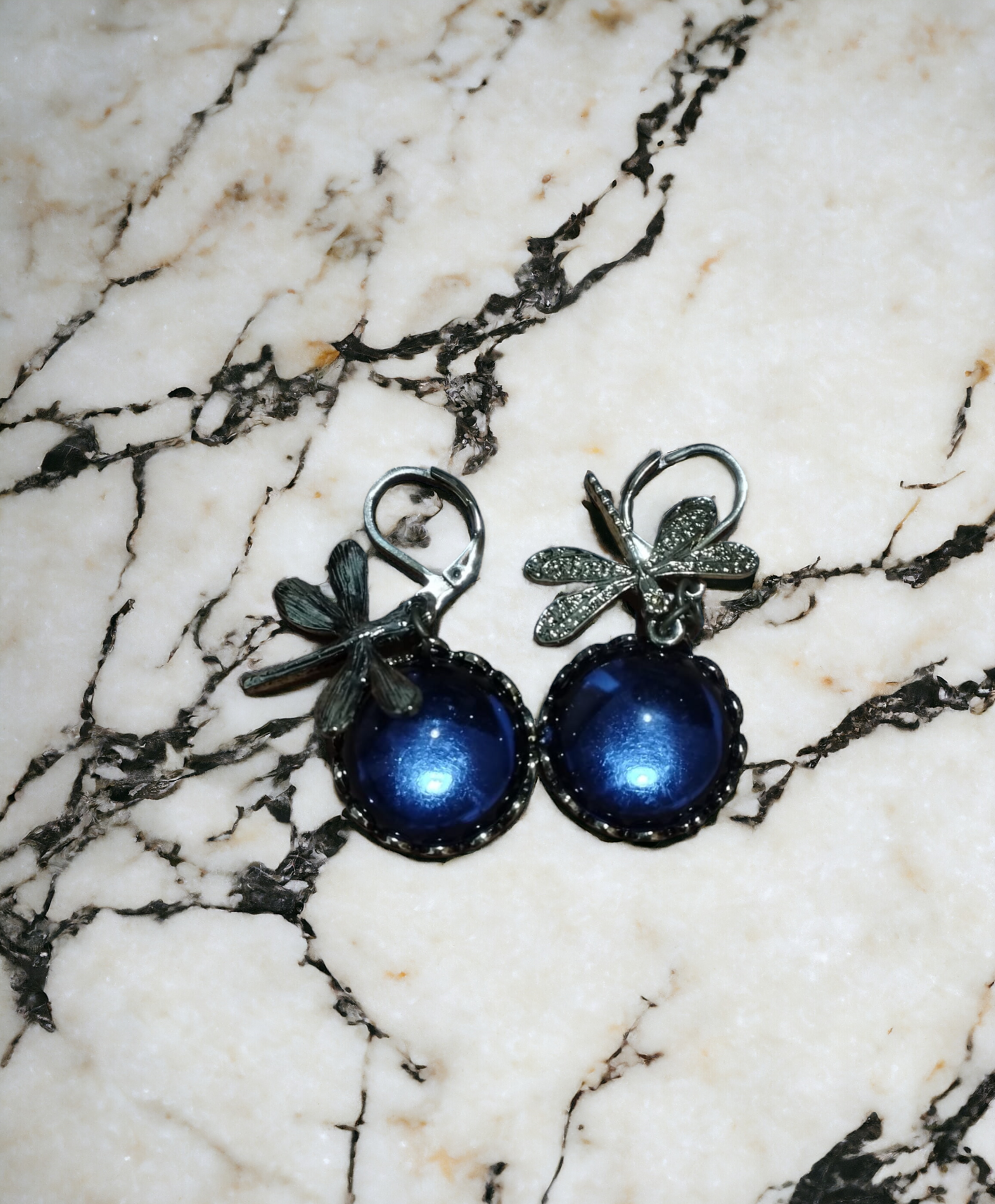 Pendientes con Gota Azul Brillante y Adornos de Libélulas: Elegancia Aérea - 5