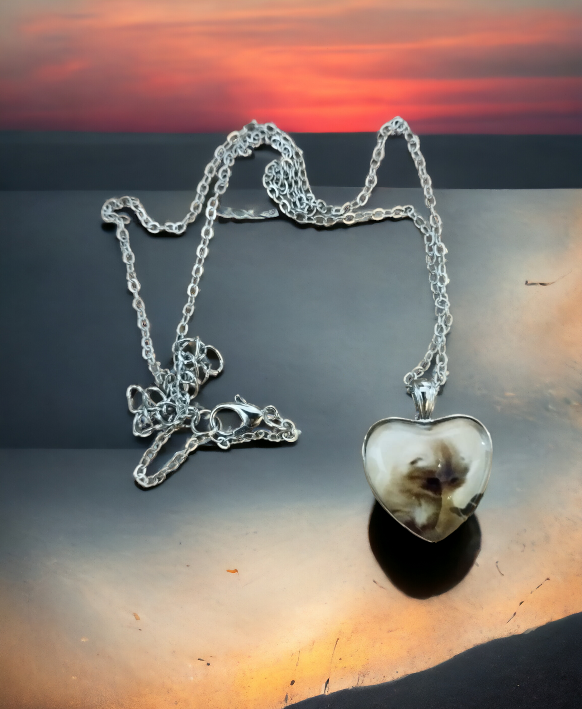 Colgante Corazón con Gatito Blanco: Amor Encapsulado en Resina Epoxi (VENDIDO) - 3