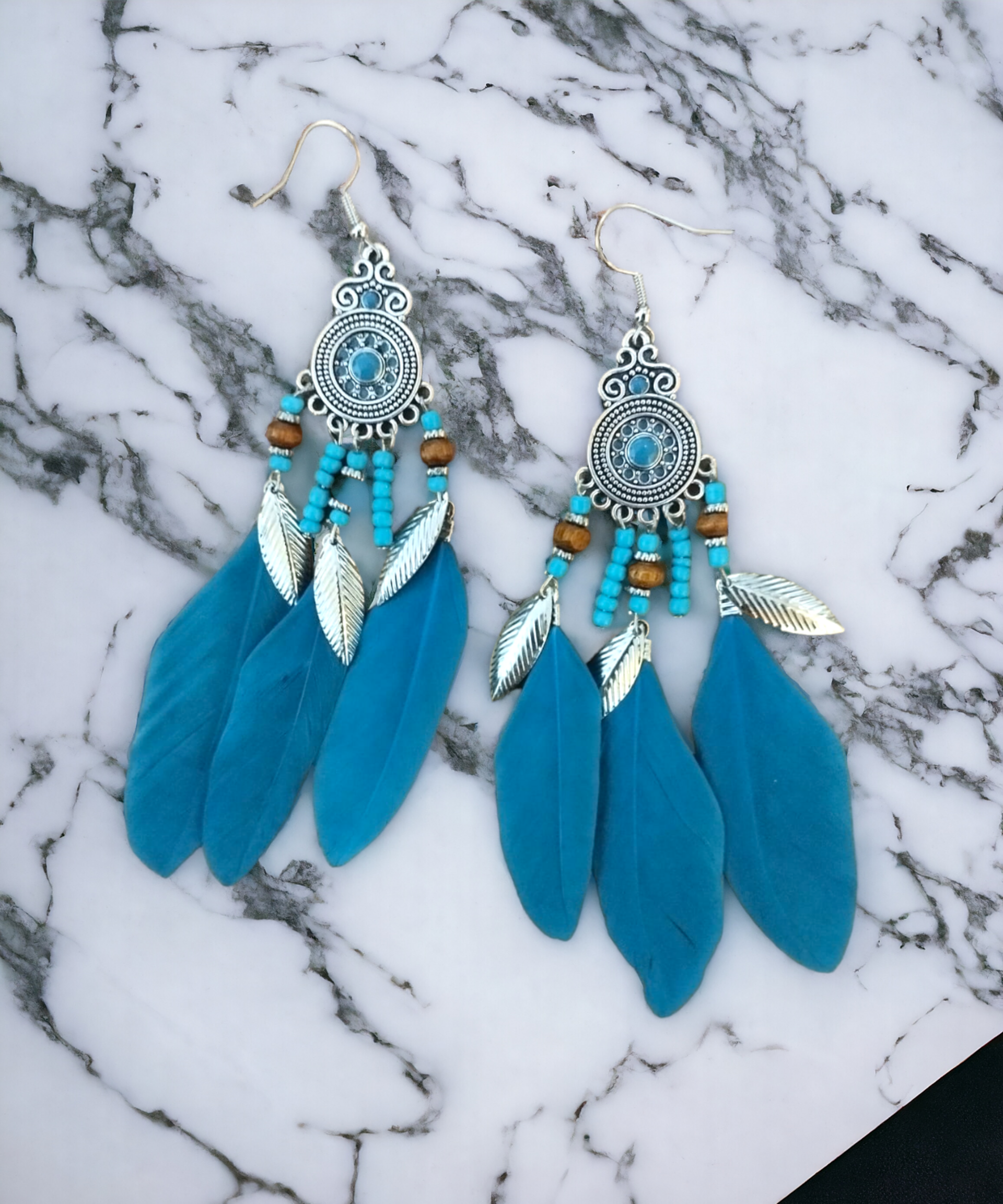 Pendientes Bohemios con Plumaje Azul: Espíritu Libre y Estilo Vibrante - 5