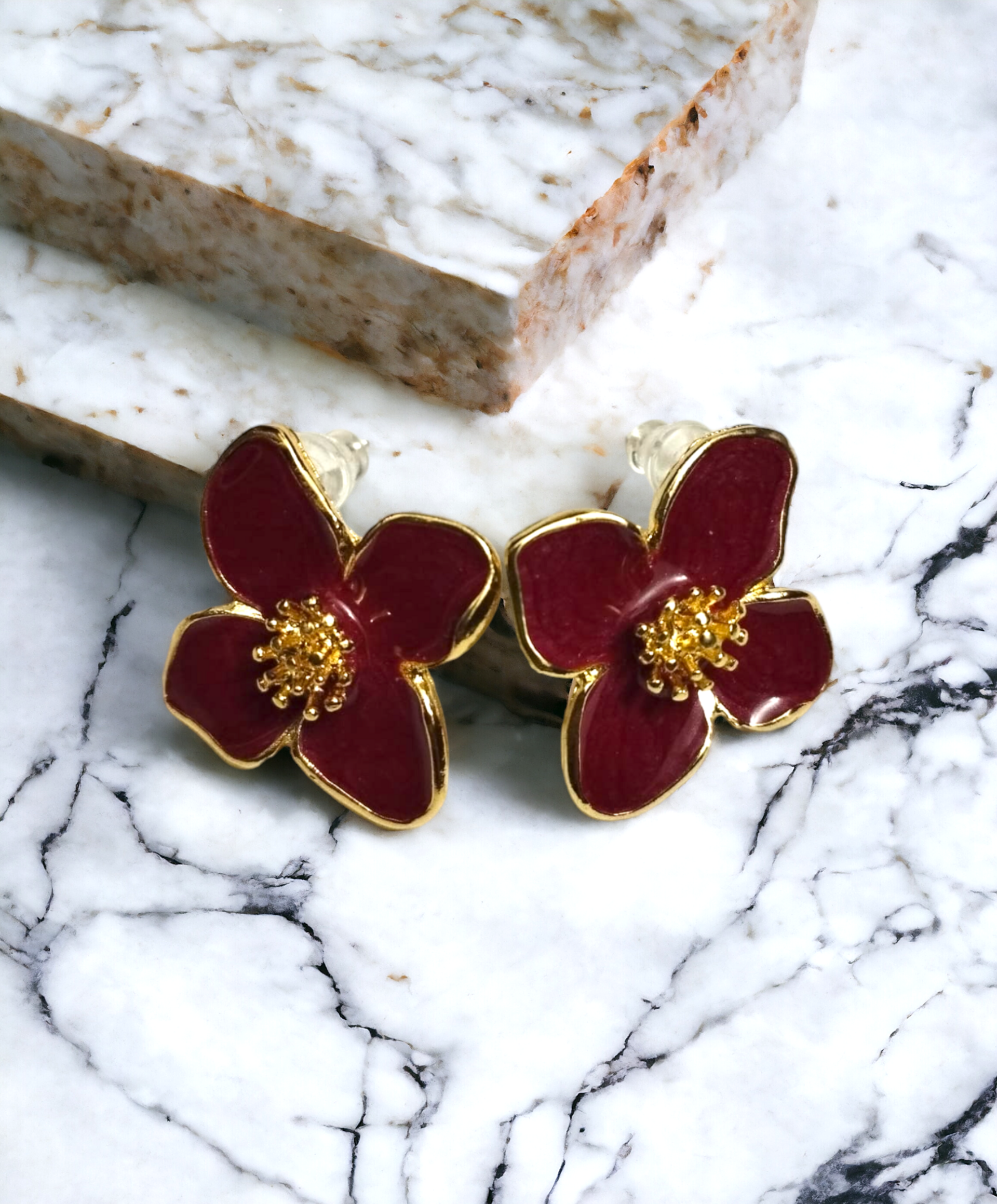 Pendientes de Flor de 4 Hojas en Resina Epoxi Roja: Elegancia Dorada de 18 Quil. - 5