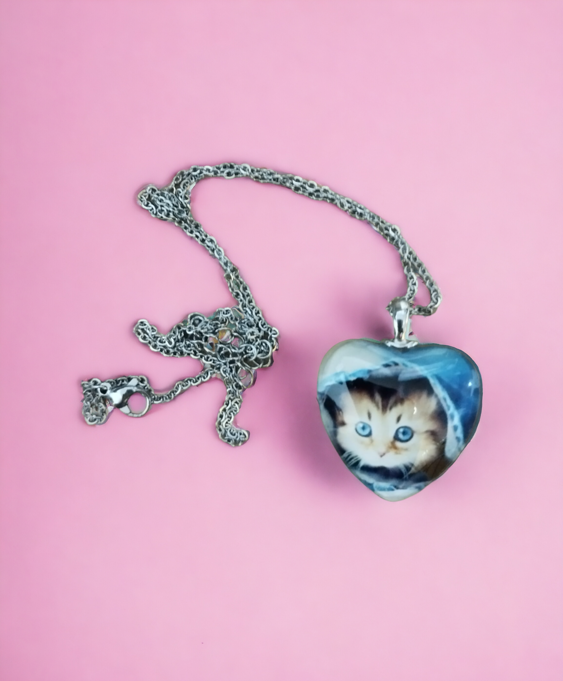 Colgante de Resina Epoxi Forma de Corazón con Gatito de Ojos Verdes (VENDIDO) - 5