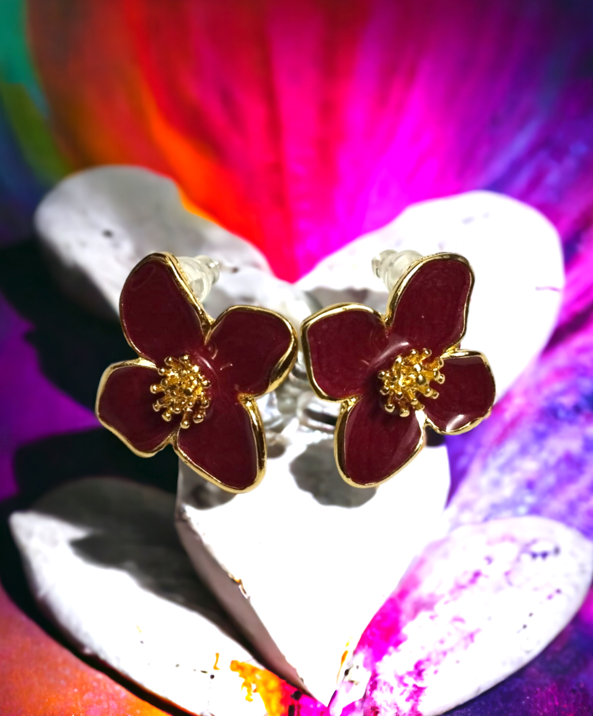 Pendientes de Flor de 4 Hojas en Resina Epoxi Roja: Elegancia Dorada de 18 Quil. - 7