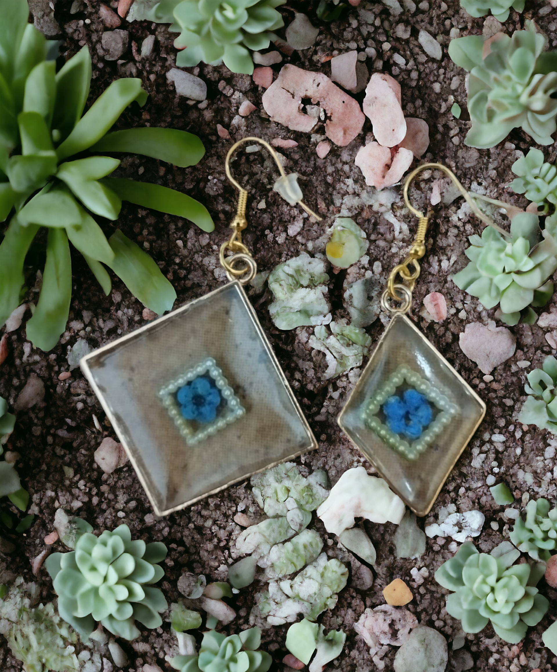 Pendientes Triangulares con Flores Secas: Elegancia Natural en Cada Giro - 4
