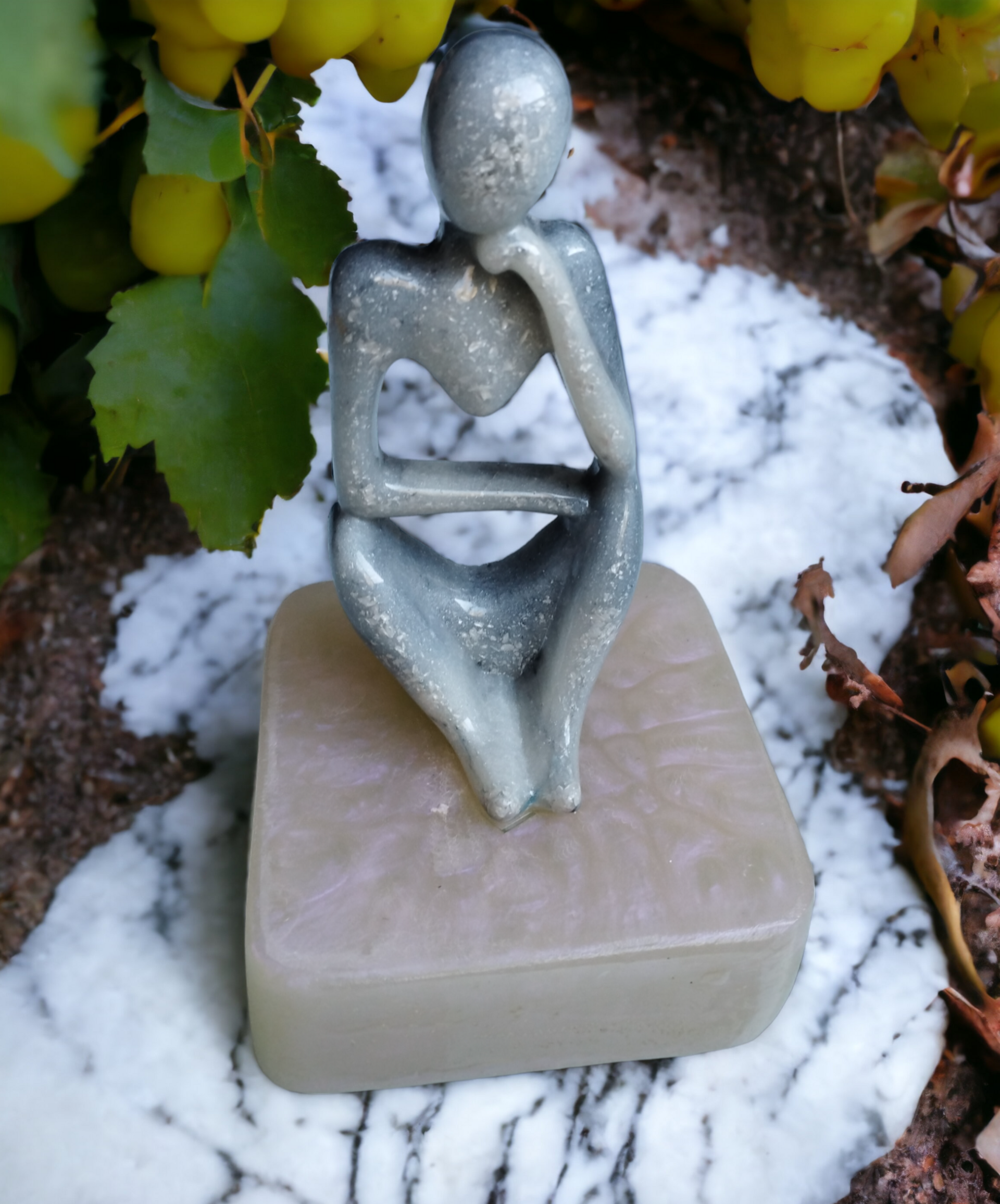 Figura Abstracta de Resina Epoxi en Peana Blanco Nacarado (VENDIDO) - 3