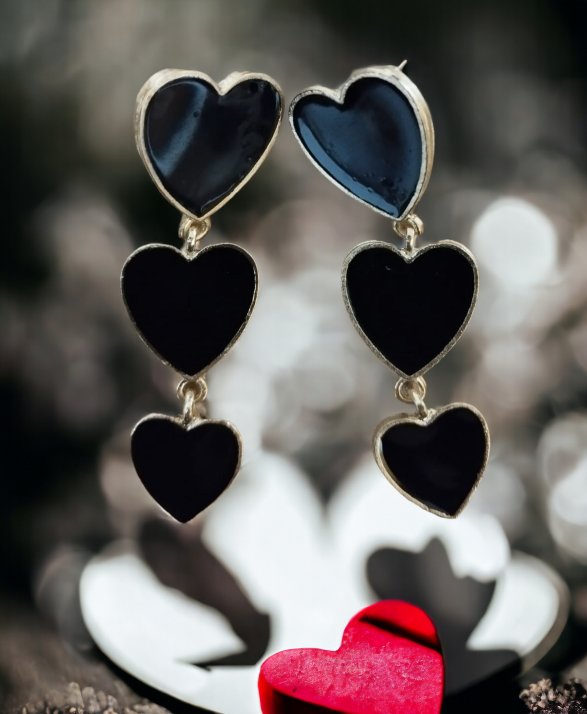 Pendientes Colgantes con Tres Corazones en Fondo Negro: Elegancia en Triple Amor - 3