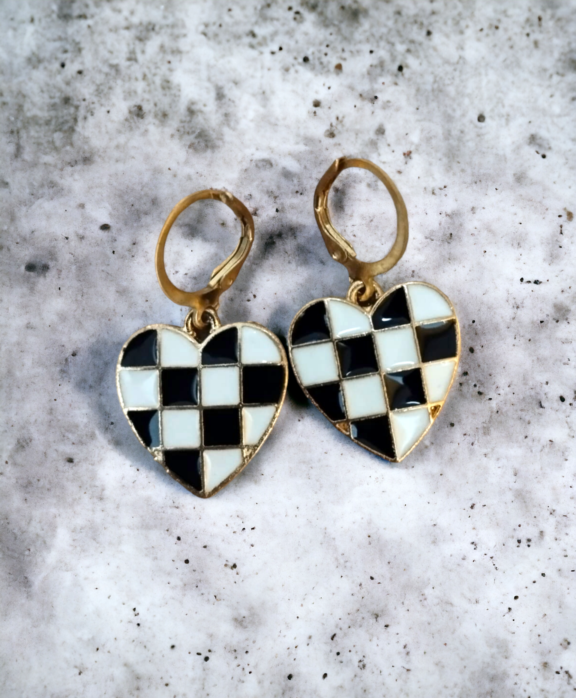 Pendientes Corazón con Fondo Cuadriculado: Elegancia Geométrica en Blanco y Negr - 6