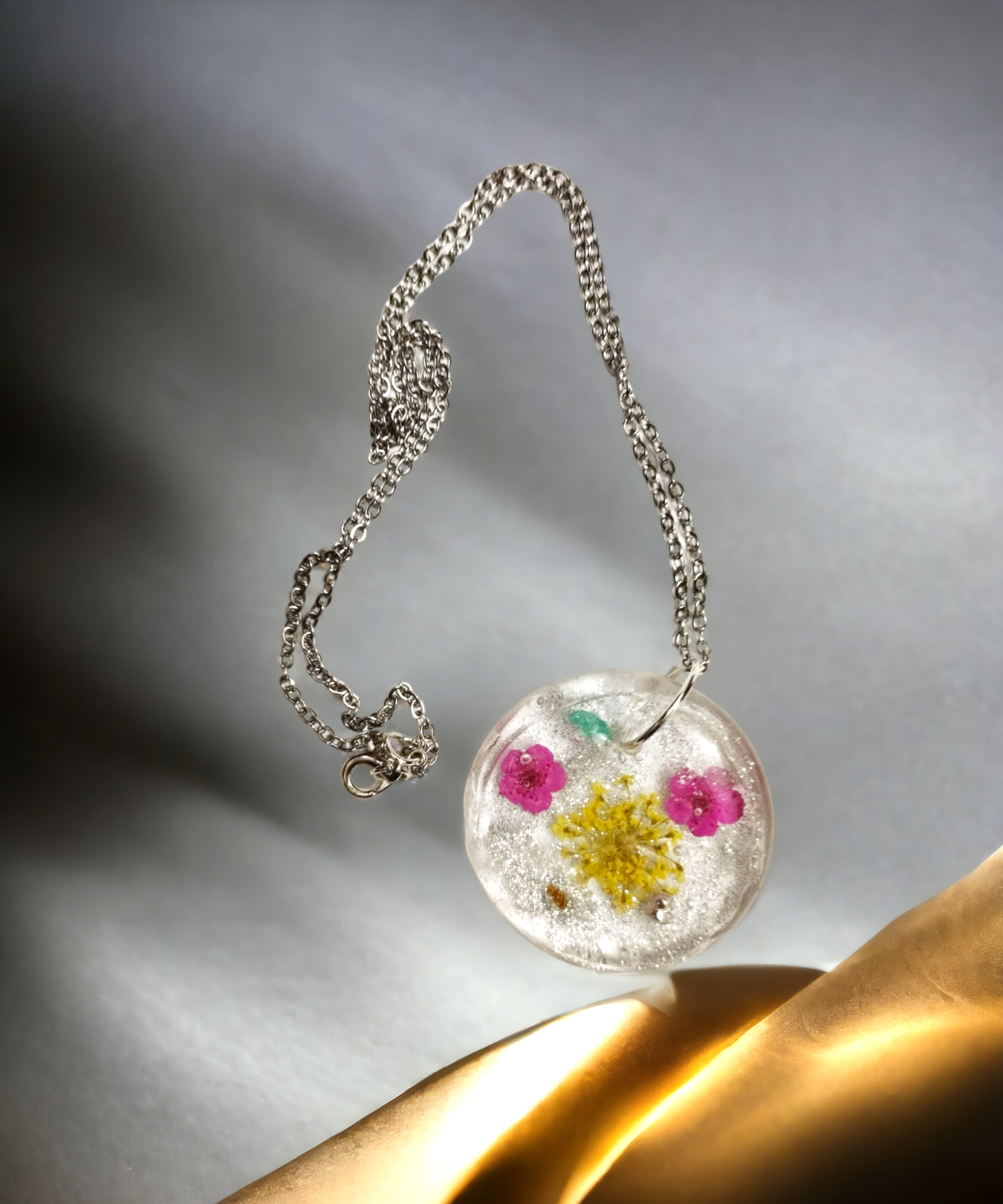 Colgante Redondo de Resina Epoxi con Flores Secas: Naturaleza en Joya - 6