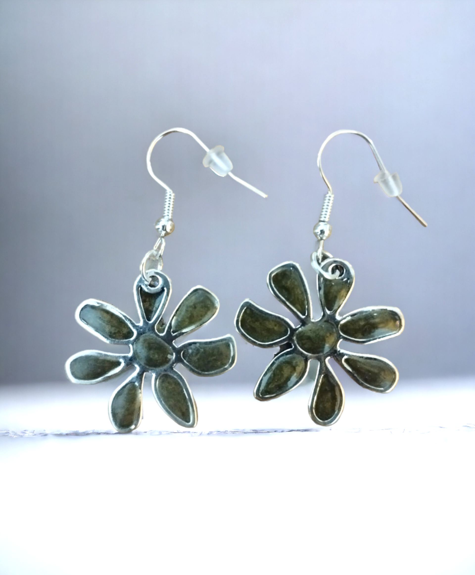 Pendientes Flor Mediana Verde Oscuro Nacarado: Frescura Natural (VENDIDO) - 6