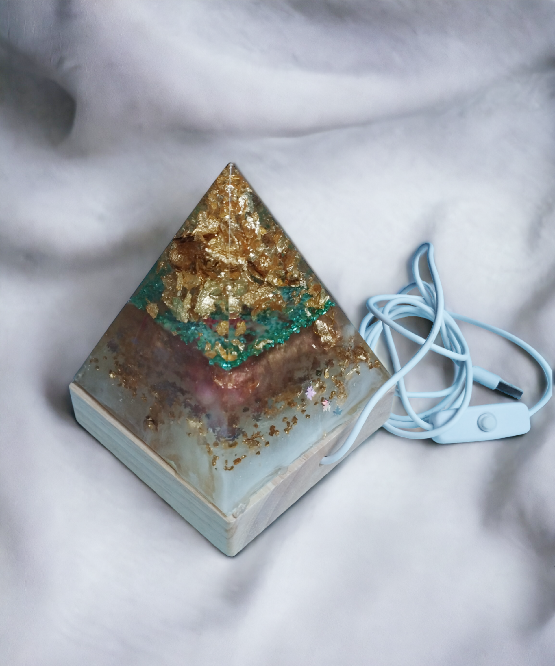 Pirámide de Resina Epoxi con Pan de Oro: Luz y Elegancia en una Lámpara Única - 6